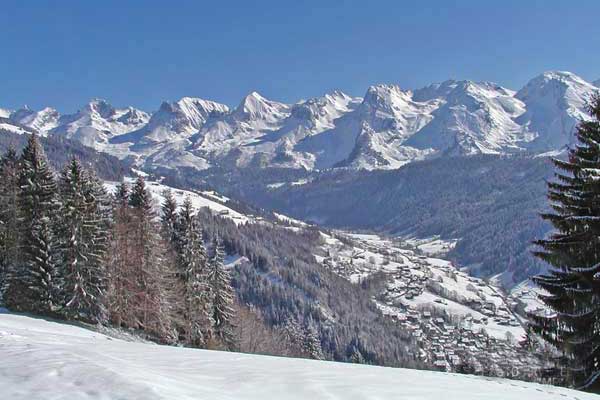 vue panoramique de la chaine des Aravis depuis le Chinaillon