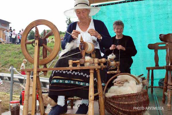 ancien métier et tradition pendant la fête des Alpages au Chinaillon